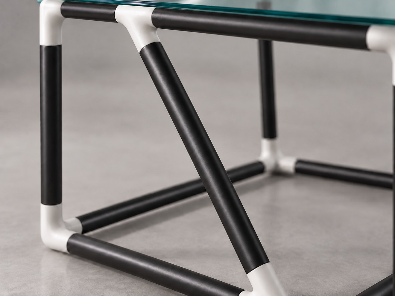 Tubos de aço pintado formando a estrutura da mesa, com as diagonais da espuma